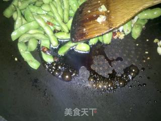 重口的佐酒小菜——辣炒毛豆的做法步骤:5