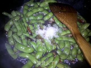 重口的佐酒小菜——辣炒毛豆的做法步骤:6