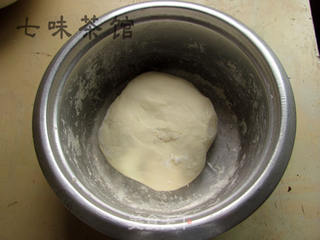 梅干菜肉包子-小笼包子的做法步骤:2