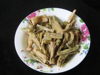 笋干炖母鸡的做法步骤:2