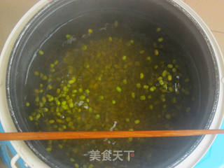 超简单电饭煲绿豆糖水的做法步骤:2