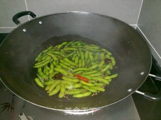 水煮毛豆的做法步骤:2