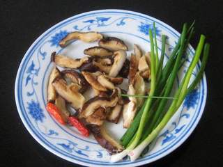 香菇手撕包菜的做法步骤:2
