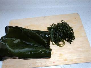 蒜蓉海带丝的做法步骤：1