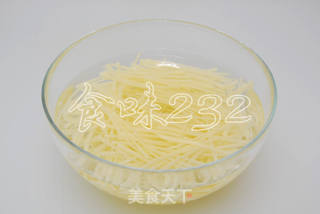 夏季爽口小凉菜——炝拌土豆丝的做法步骤：1