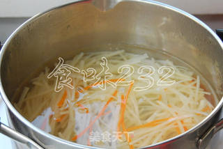 夏季爽口小凉菜——炝拌土豆丝的做法步骤：2