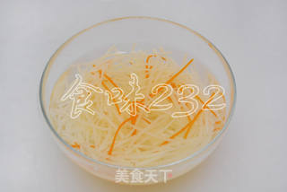 夏季爽口小凉菜——炝拌土豆丝的做法步骤：3
