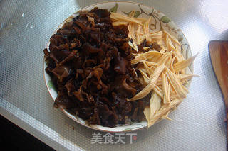 夏日火爆爽口菜-【洋葱木耳拌腐竹】(内附秘制料汁)的做法步骤:2