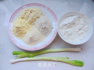 营养美味不止一点点——杂粮葱油饼的做法步骤：1