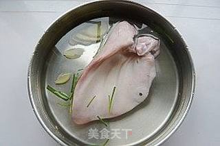 夏季开胃菜——凉拌猪耳的做法步骤:2