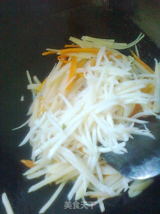 素三丝------土豆茭白胡萝卜的做法步骤:7