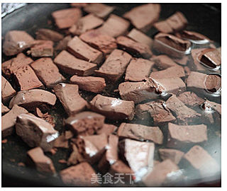 丝瓜鸭血汤的做法步骤:2