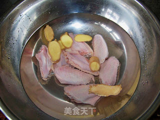 心蓝手制私房菜【姜辣鸡翅】——貌似辣妹还是辣妹的做法步骤：2