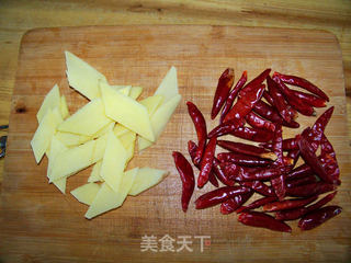 心蓝手制私房菜【姜辣鸡翅】——貌似辣妹还是辣妹的做法步骤：3