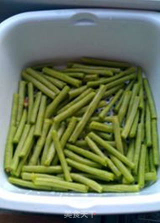 西班牙火腿肉炒豆角的做法步骤：1