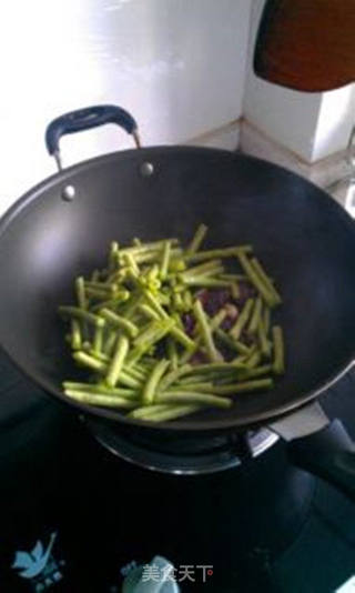 西班牙火腿肉炒豆角的做法步骤:5