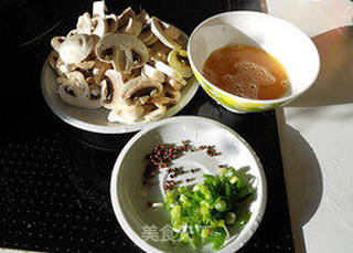 【蘑菇炒鸡蛋】家常鲜美的小炒的做法步骤:2