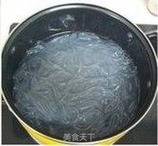 小鸡炖蘑菇的做法步骤:2