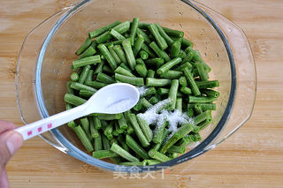 酸豆角炒排骨的做法步骤:2