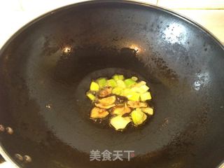 菇香酱油炒饭的做法步骤：2