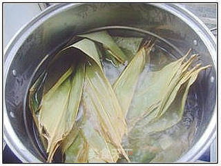 糯米豆沙粽 。的做法步骤:2