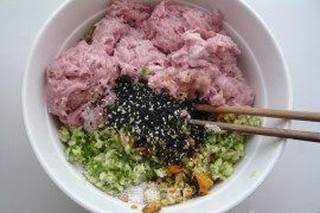 流着汤汁的煎饺——蟹肉皮冻煎饺的做法步骤:6