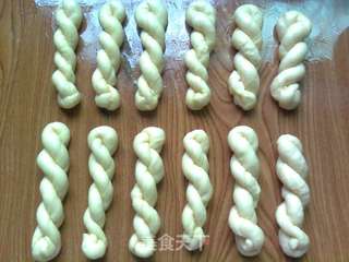 蜂蜜软麻花——街头热门小吃轻松做的做法步骤:5