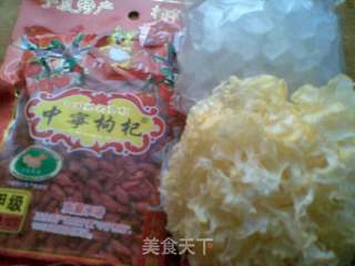 枸杞银耳汤的做法步骤：1