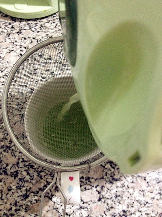 六月不减肥七月没腰围——蜂蜜芹菜水的做法步骤:3