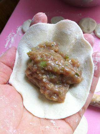 多汁香芹牛肉煎饺的做法步骤:7