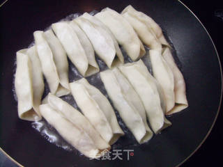芹菜锅贴的做法步骤:12