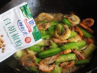 丝瓜干煸杂虾的做法步骤：8