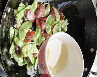 新鲜蔬菜新鲜吃——{扁豆炒香肠}的做法步骤:8