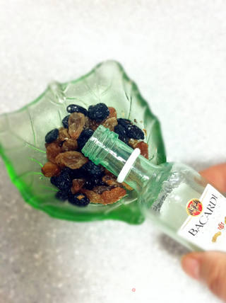 葡萄干核桃纸杯马芬的做法步骤：1