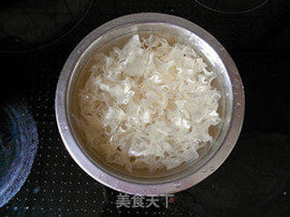 【红枣杏仁银耳羹】夏季的润肤养颜,滋阴补血益气佳品的做法步骤:2