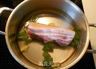 【蒜泥白肉】夏天的开胃美食的做法步骤:2