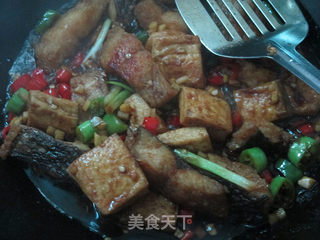 铁锅不粘的秘诀:铁锅煎烧豆腐鱼的做法步骤:22
