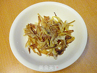 鱿鱼干炒荷兰豆的做法步骤:2