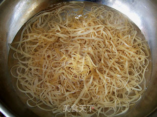 心蓝手制私房菜【口味发丝千张】——我的双面辣妈的做法步骤:2