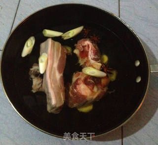 酸菜汆白肉的做法步骤:4