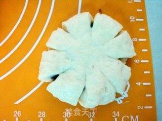 少油的花形豆沙面包的做法步骤:6