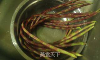 紫蝴蝶斑纹豇豆的做法步骤:2