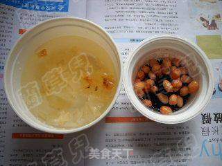 黑豆花生银耳羹的做法步骤:2