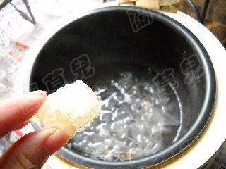黑豆花生银耳羹的做法步骤:5