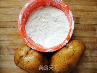 土豆的百变美味------可爱的简易表情土豆煎饼的做法步骤：1