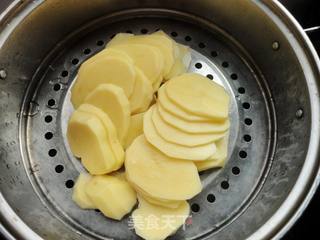 土豆的百变美味------可爱的简易表情土豆煎饼的做法步骤:3