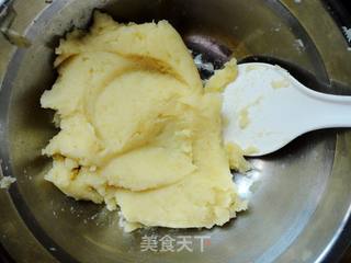 土豆的百变美味------可爱的简易表情土豆煎饼的做法步骤:5