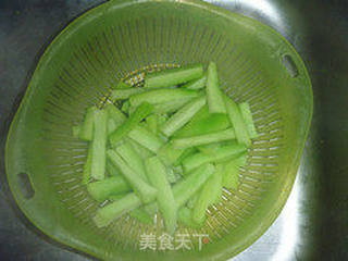 【夏季凉拌菜系列之素食篇】——白灼芥蓝的做法步骤:3