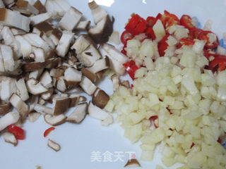 茄丁肉酱胡萝卜面的做法步骤：2