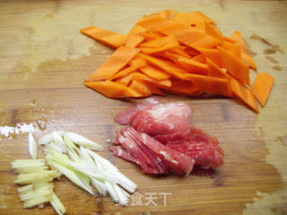 肉炒胡萝卜蚕豆的做法步骤：2